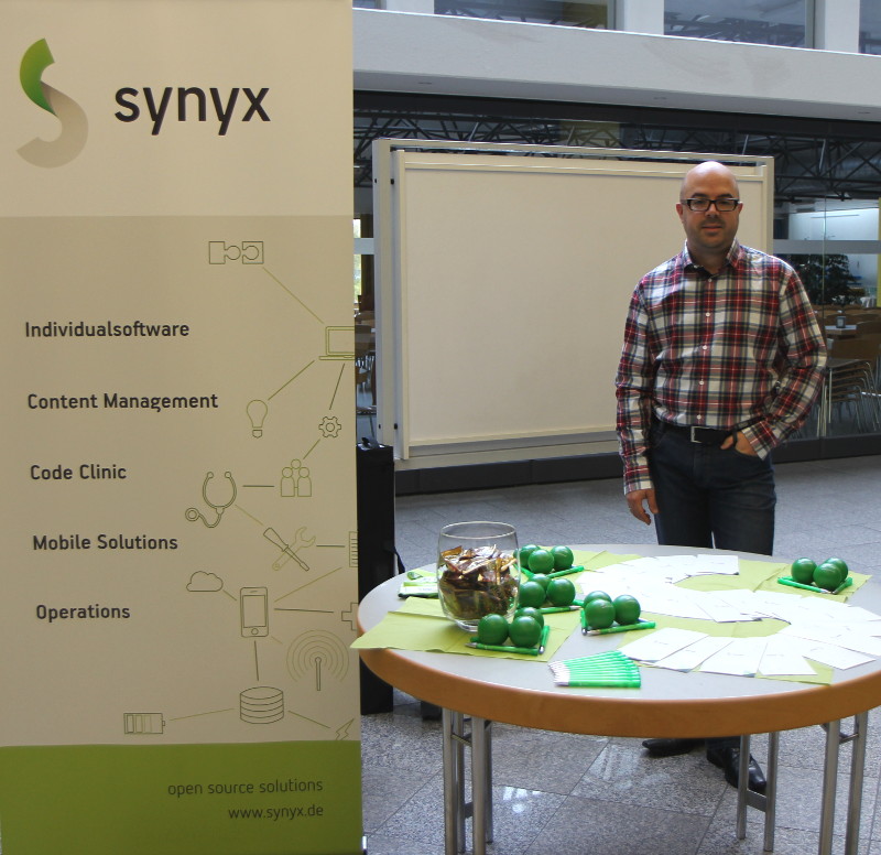 "Der komplette synyx Sponsorenstand mit Chef"
